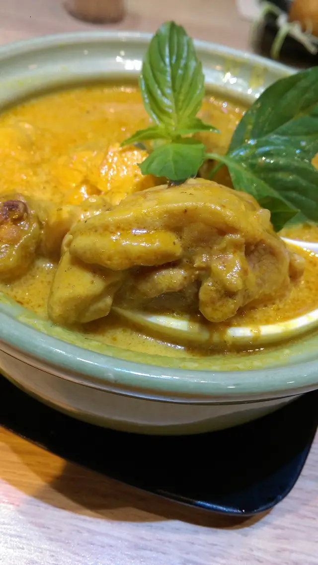 咖喱鮮雞煲 (配法包)