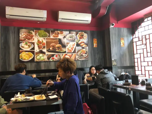 店內佈置精緻,環境舒適,適合同朋友相聚共進美食的好地方!台與台之間距離適中,邊食邊傾計都唔怕阻礙到其他人進食。