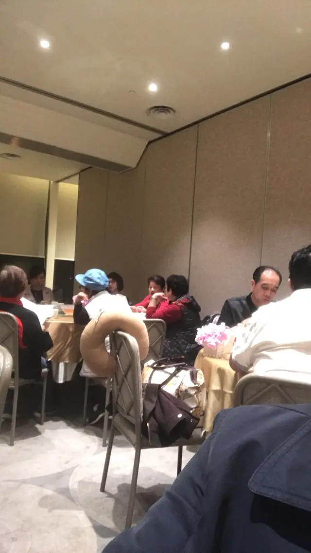 顔色柔和，坐得舒適。旁邊的客人也是不斷讚美味又便宜。