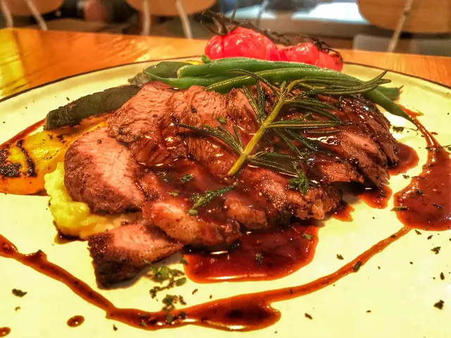 燒黑毛豬肉配紅酒燒汁