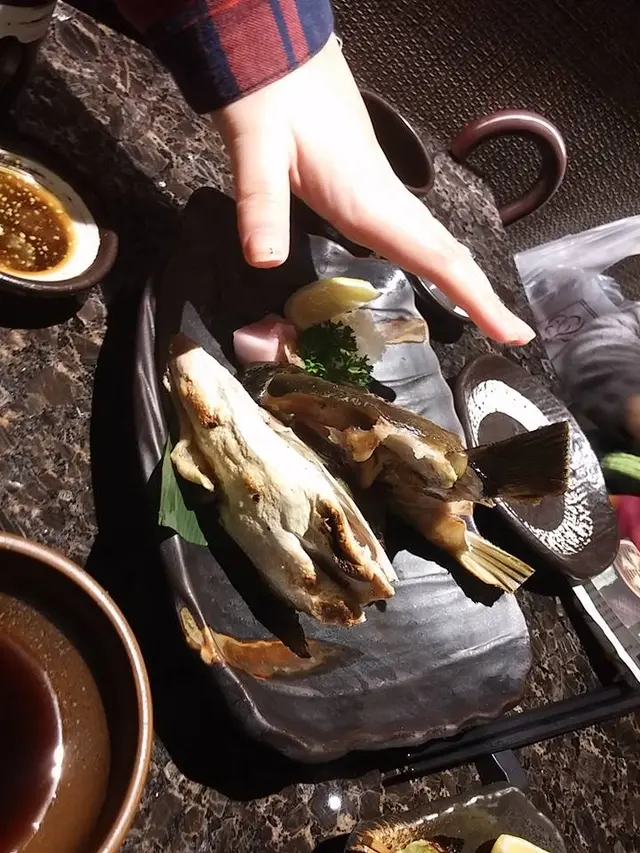 一份有手掌咁長兼兩件大的燒油甘魚鮫