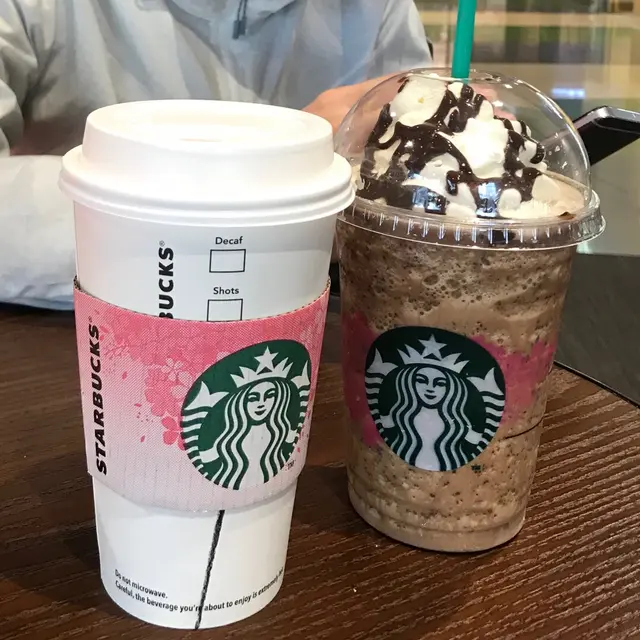 左：Latte  //  右：Java  Chip  Frappucino