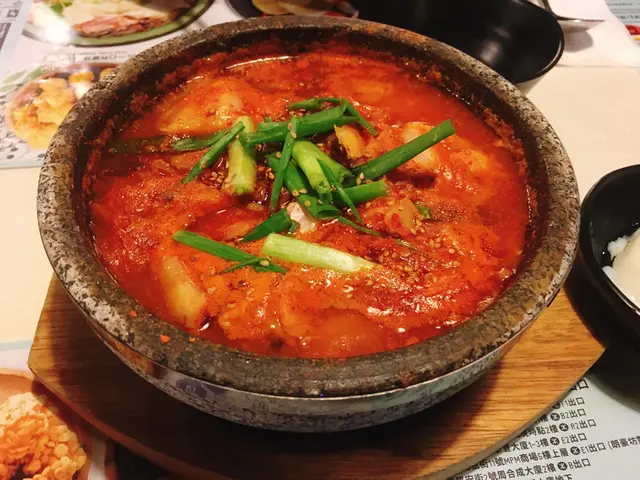 石鍋泡菜海鮮湯配