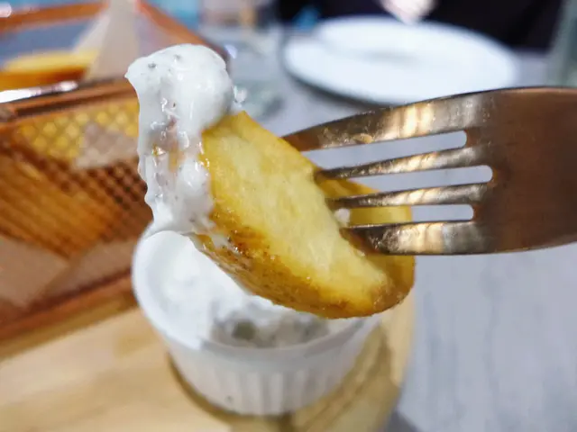 炸薯角配黑松露醬