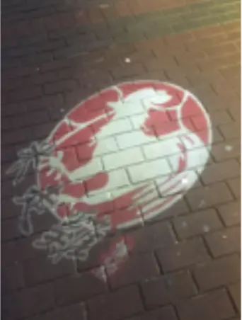 門口地下投射咗「米走雞」嘅logo,好得意。
