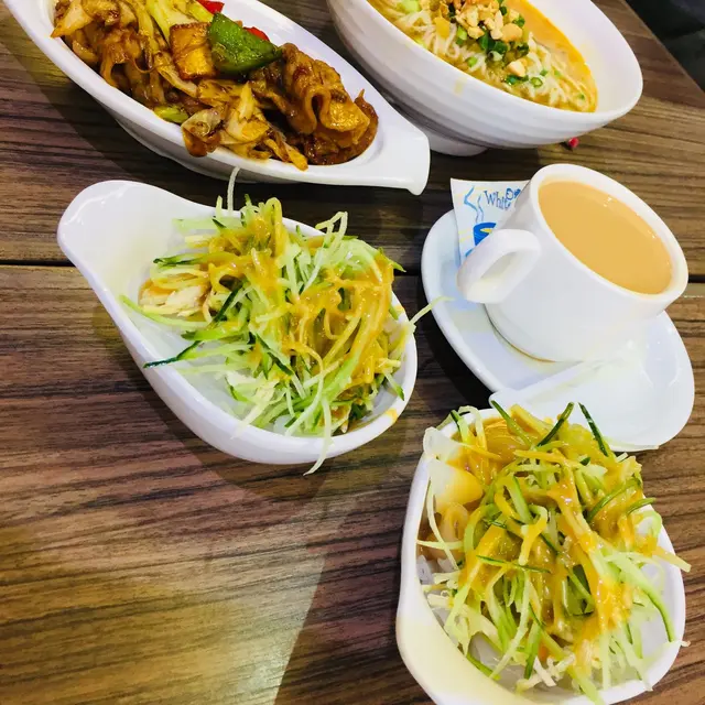 Cold chicken noodles with peanut sauce