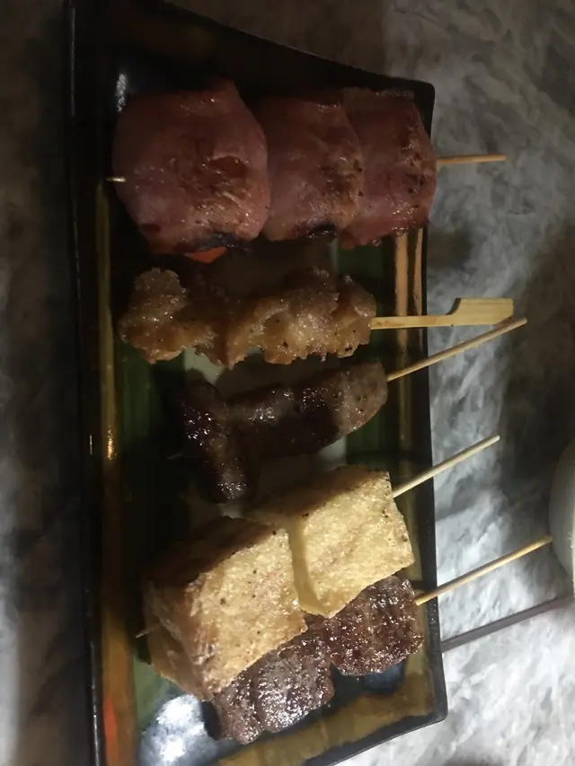 鹽燒雞軟骨、燒豬腩肉、鹽燒牛舌、燒日本炸豆腐、鹽燒車厘茄煙肉卷