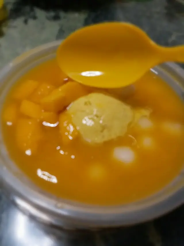 足餡料的甜品，有一堆芒果粒，一球芒果雪糕，外加一大碗冰涼的芒果汁+芒果沙冰，唯小丸子一定是雪藏過久，硬硬的，連一丁點煙韌感都沒有😯