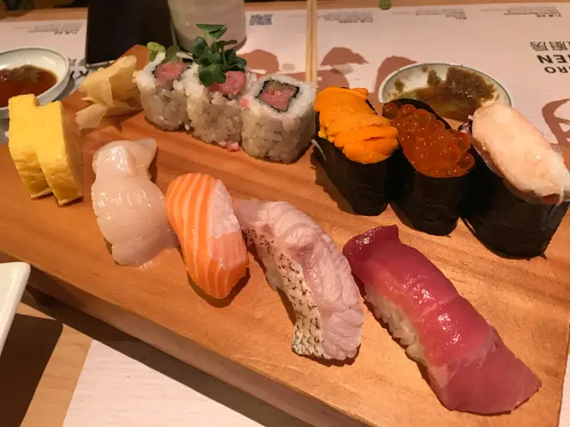 唔明點解D人會話呢間野貴,淨係個三件,海膽,飛魚子,蟹肉都唔平喇,最後我地5條友叫左兩轉