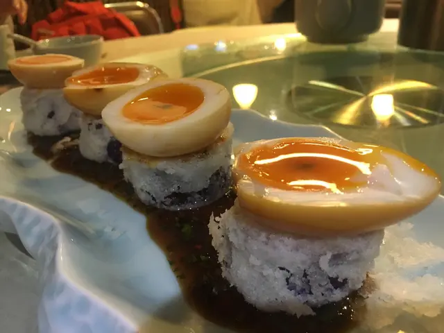茶燻流心蛋伴黑魚子醬配厚切茄子