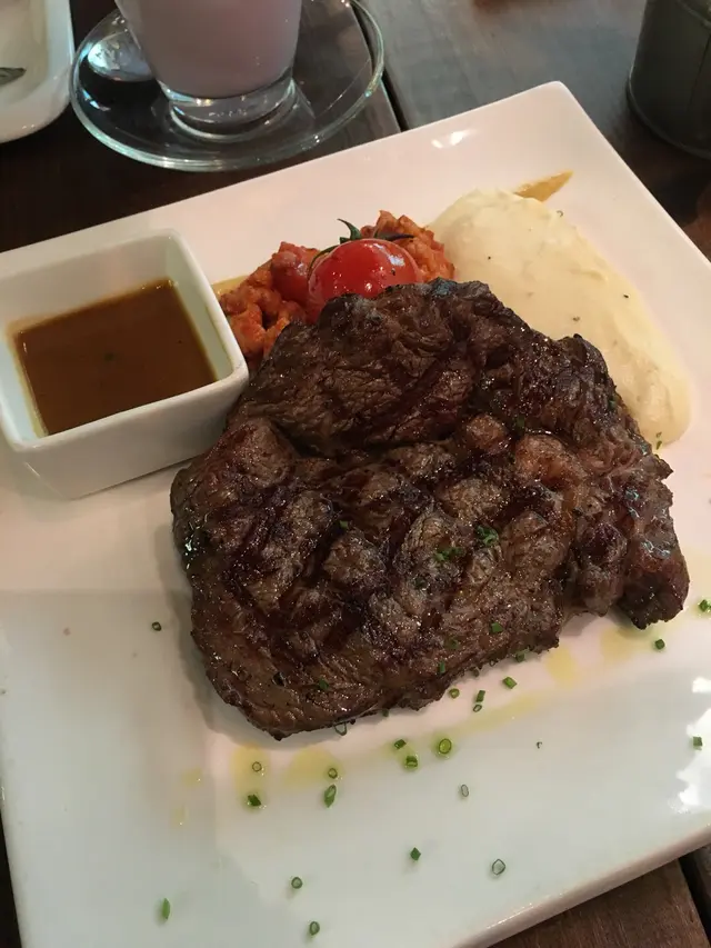 炭燒穀飼澳洲肉眼牛扒伴薯菜