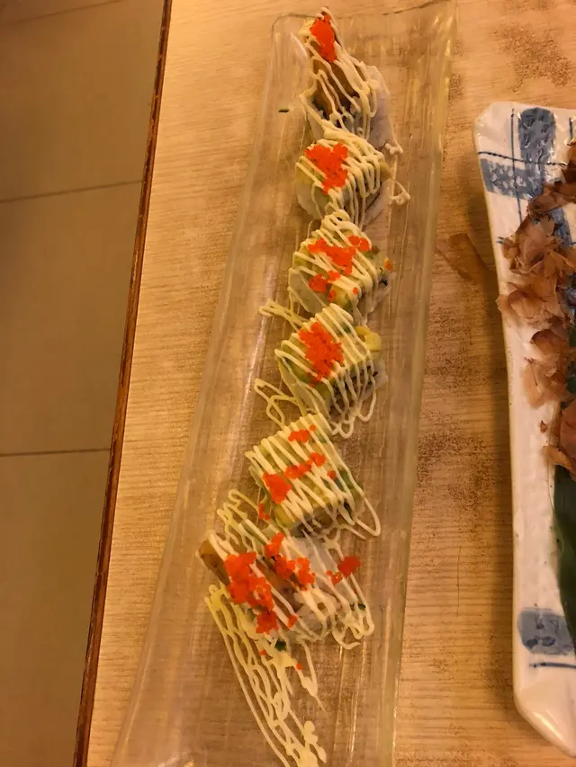 味道一般，軟殼蟹不夠脆，牛油果味不強。