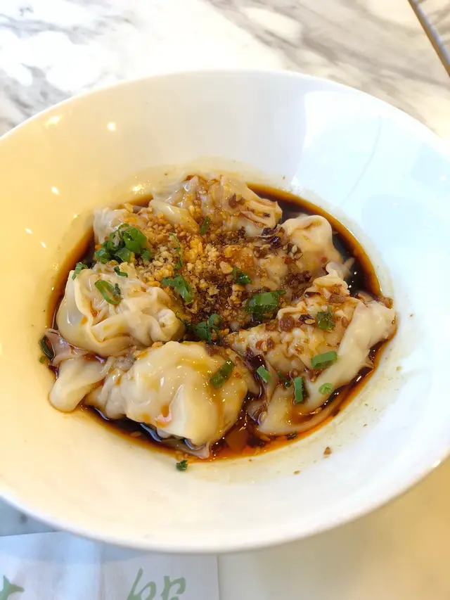 蝦肉紅油抄手
