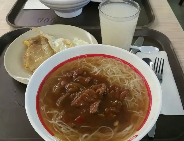 沙爹牛肉米粉配豬扒煎蛋加薏米水