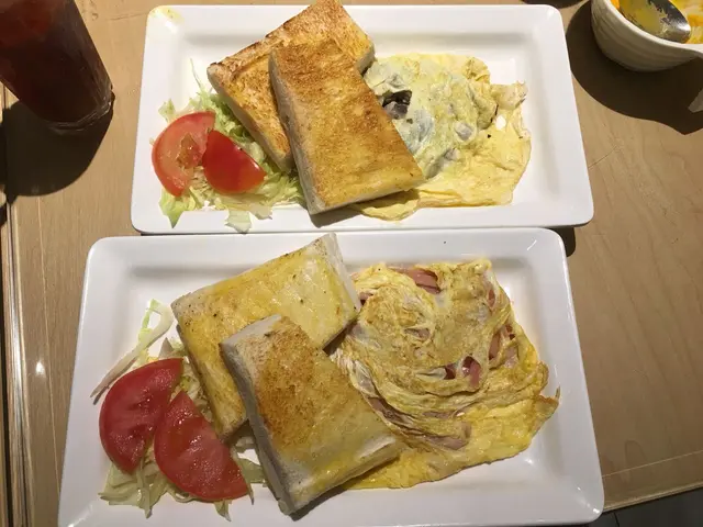 鮮菇菌奄利 $33 火腿奄利 $28