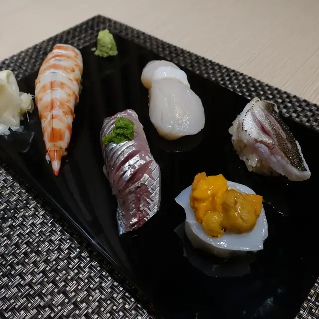 墨魚海膽，深海池魚，車海老，竹籤魚，帶子 紅醋飯壽司