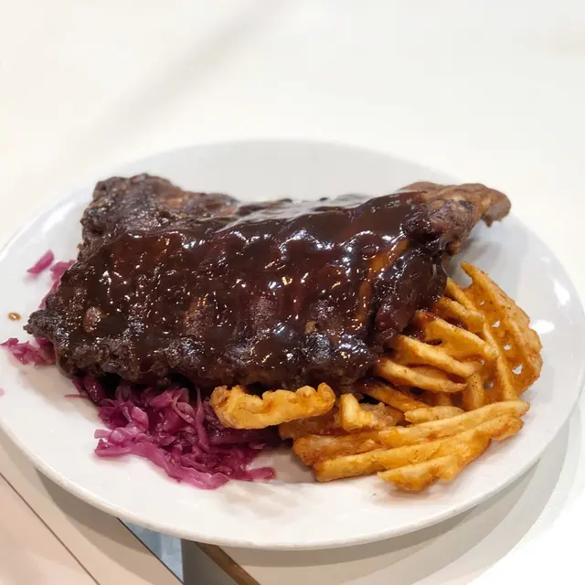 豬肋骨拼酸椰菜及薯格