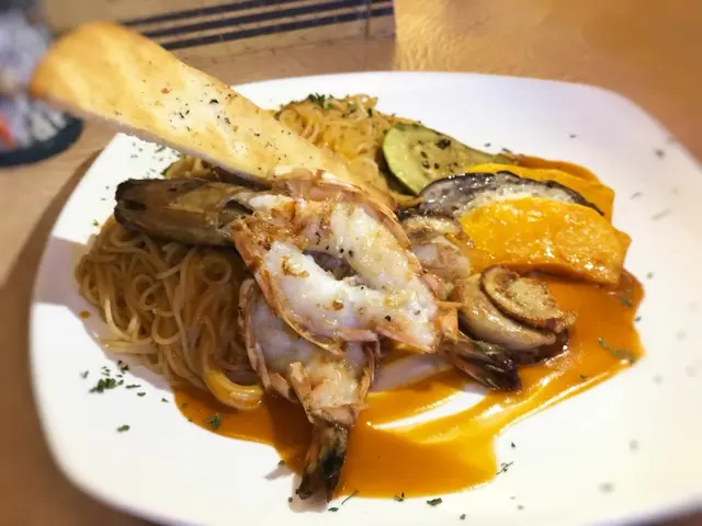 香煎泰國老虎蝦併日式帆立貝伴龍蝦汁天使麵