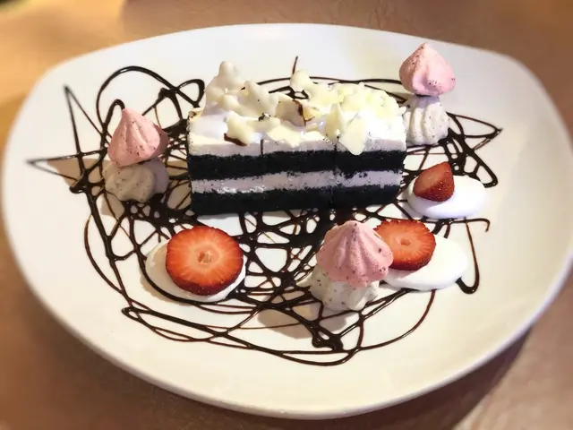 士多啤梨蛋白脆脆伴豆腐竹炭蛋糕