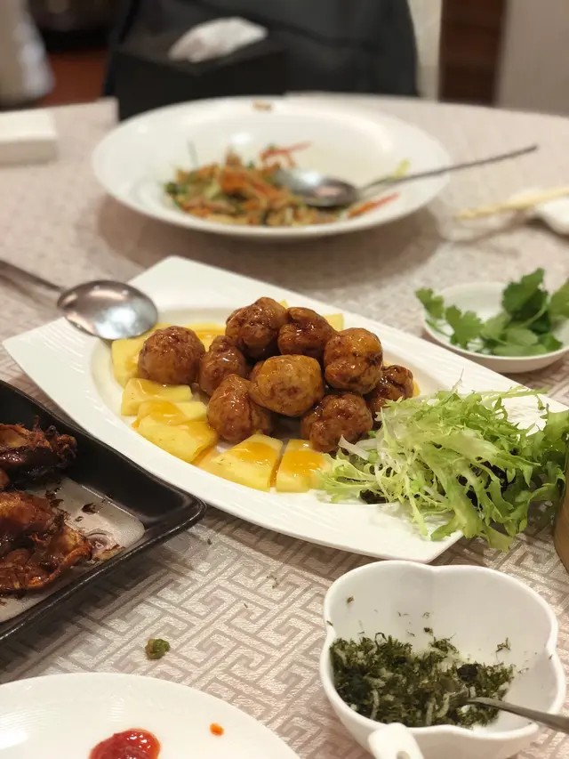 裡面孃咗馬体同應該有荔枝。其實係一味咕嚕肉，我覺得皮跪，肉正！加埋裡面的材料，簡直係啱啱好！