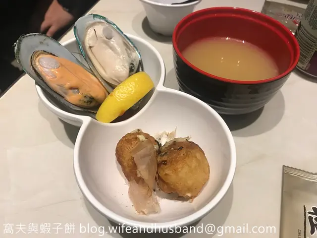 青口、小丸子和蟲草花魚翅花膠烏雞湯
