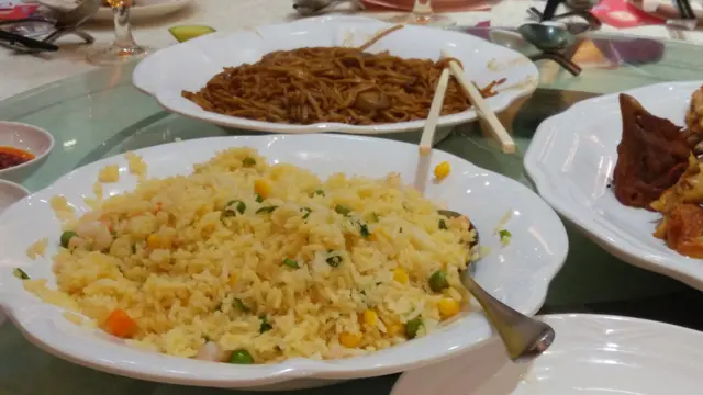 炒飯顏色偏黃,伊麵較多油