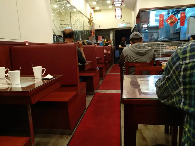 在晚上於一間燈火通明的食肆進餐，感覺是溫暖的。