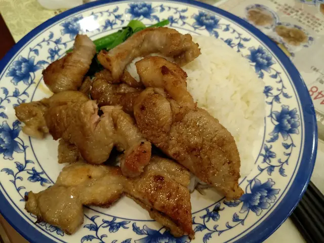 秘製豬扒飯：普通的香煎口感，入口感覺香甜，豬扒的份量也多。