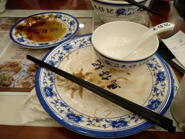 這間食肆都很落本，單看這裡的碗碗碟碟，與及匙羮，都印有店名的signature及獨特花紋。