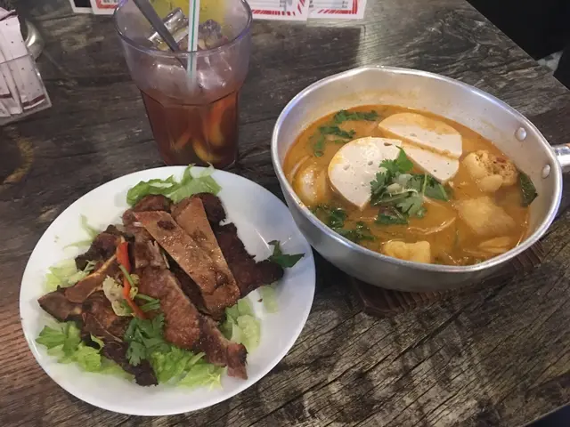 冬陰公扎肉金邊粉配豬扒