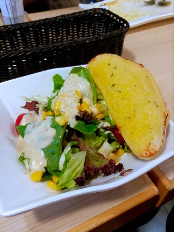 蒜蓉包&沙律菜配胡麻醬