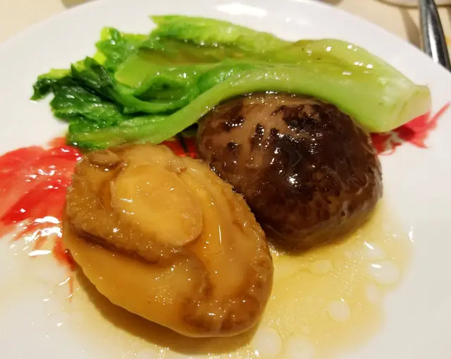 原隻蠔皇鮑魚伴花菇