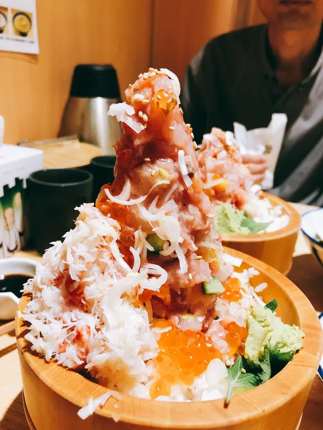 跟梅丼分別，只係加了蟹肉。魚生分量也多了。魚生新鮮。分量好足。對女生太多了