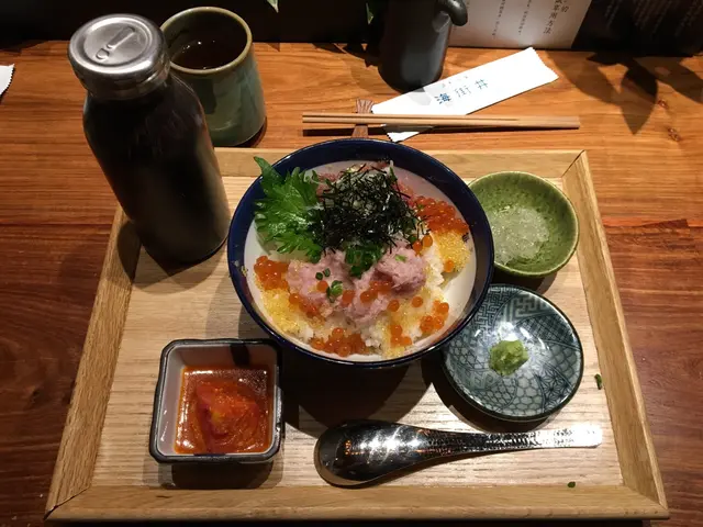 吞拿魚二色丼