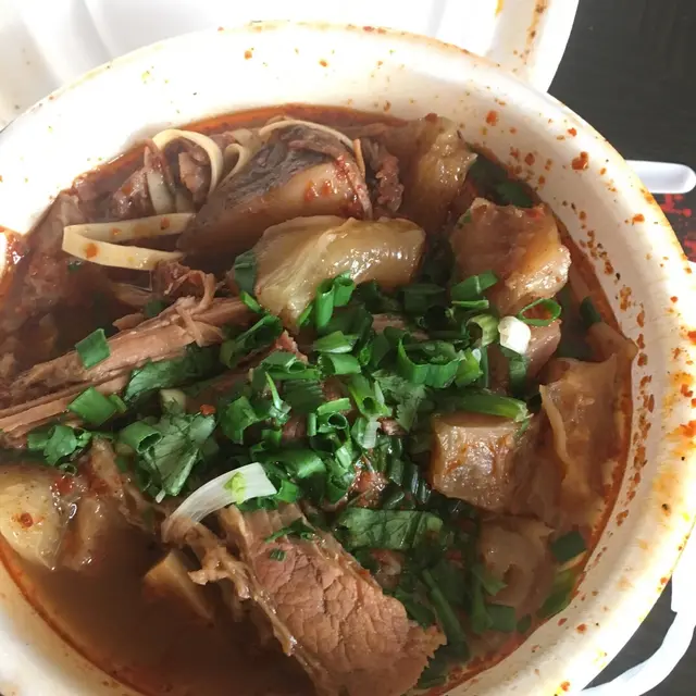 牛腩牛根冬菇粗麵大辣加蔥花