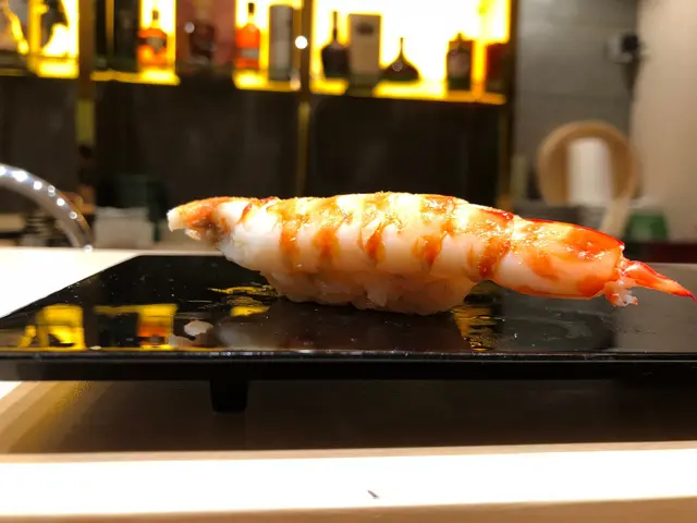 蝦腳磨成了粉，灑在蝦肉上，雙層口感