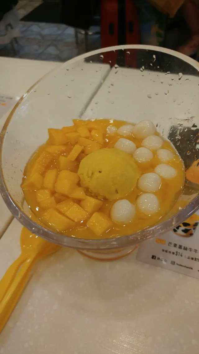 剛洗過，佈滿水珠的杯，甜品中的芒果汁都混了一些水，很求其!
芒果不是特別甜，丸子也沒冇煮冧