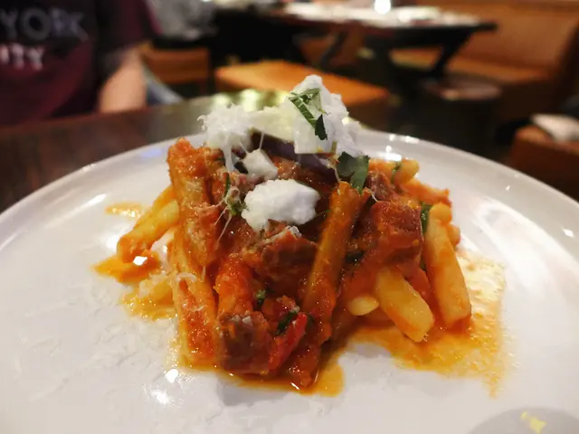 西班牙辣肉腸茄子伴乾車厘茄羅勒蕃茄汁扭捲粉伴水牛芝士