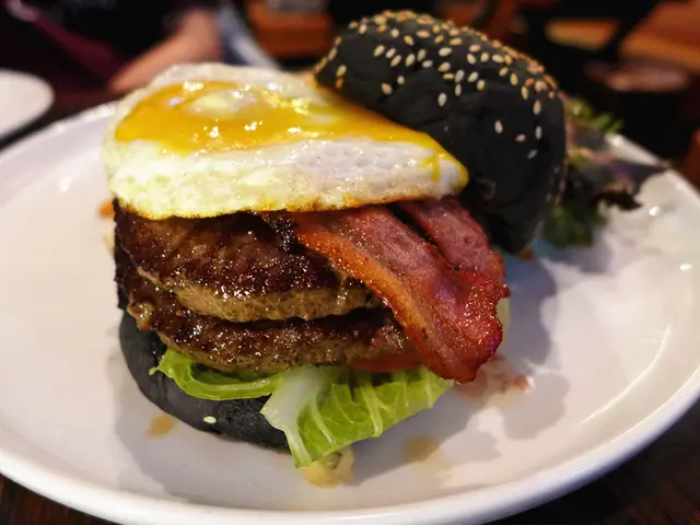 美國安格斯牛肉芝士煙肉煎蛋漢堡伴薯條