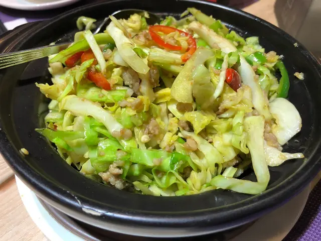 雖然其貌不揚，
但卻相當有內涵，
椰菜爽脆，肉碎微辣惹味，
送飯就最岩啦！👍🏻