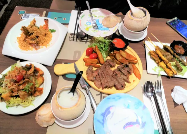 套餐差不多同時上來，擺滿了桌上。