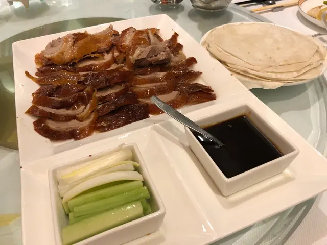 8人套餐：北京樓嘅烤填鴨，鴨皮片到不倫不類，既唔香脆又冇油香，薄餅皮一攞已爛，差到極點！