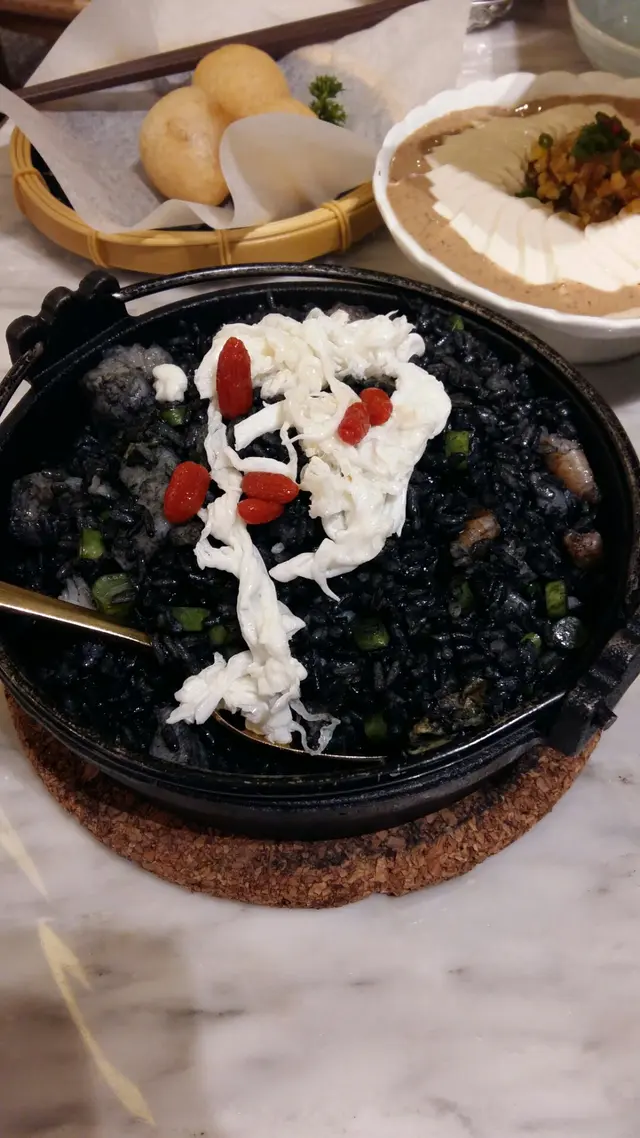 墨汁海鮮炒飯，味道還好，非必點茶式