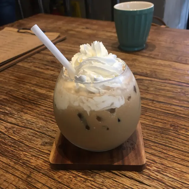 像普通的拿鐵，仔細喝也不覺得有雲呢拿味，也看不見雲呢拿籽