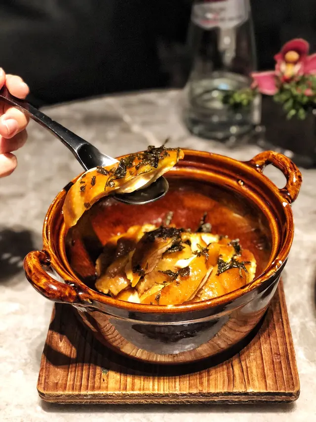 Smoked Chicken w/ Longjing Tea Leaves (Half) | 龍井薰太爺雞 (半隻)