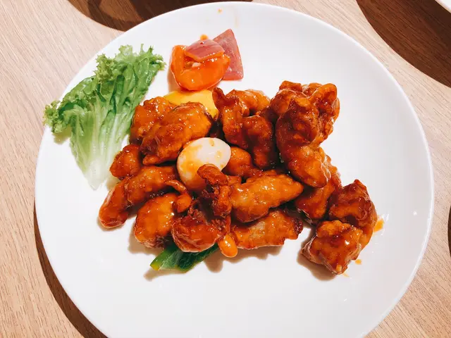 驟眼一看以為係食酸甜荔枝肉，食落先知原來係咕嚕肉加咗嚿荔枝伴碟，不過不失