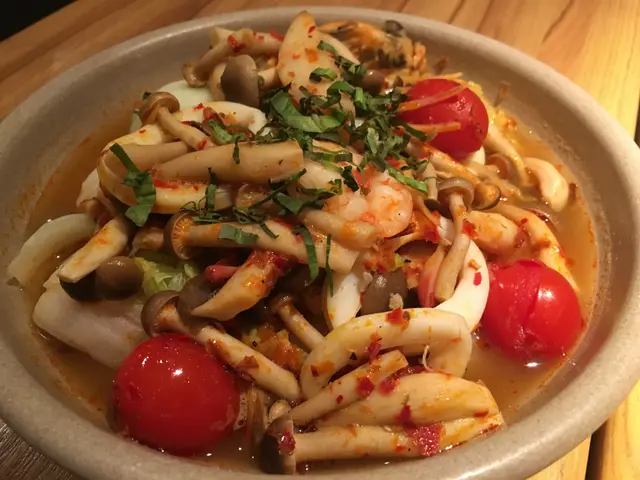 冬蔭海鮮湯浸娃娃菜