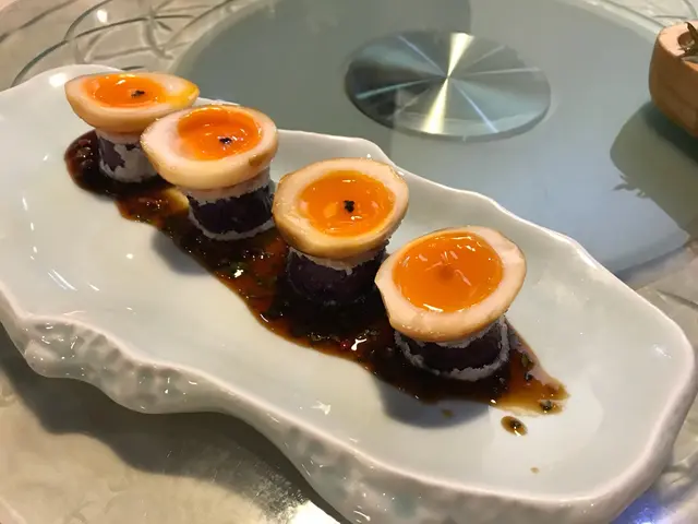 茶燻流心蛋伴黑魚子醬配厚切茄子