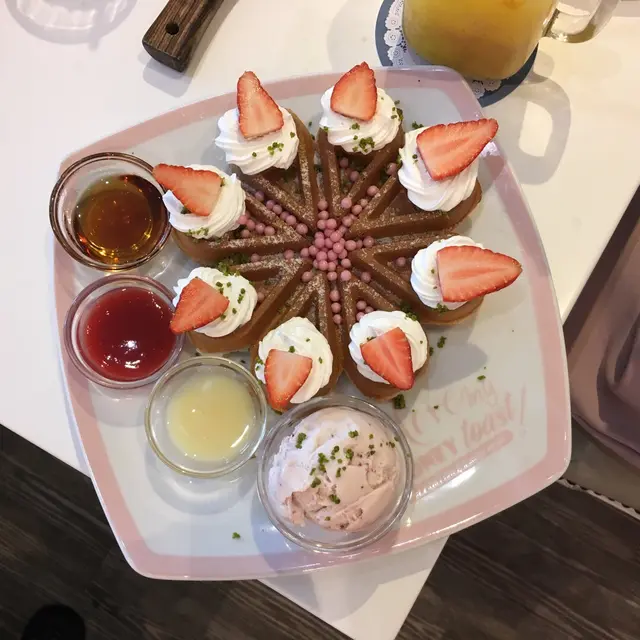草莓繽紛冰淇淋麻糬鬆餅