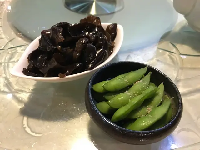 涼拌黑木耳及岩鹽花枝豆